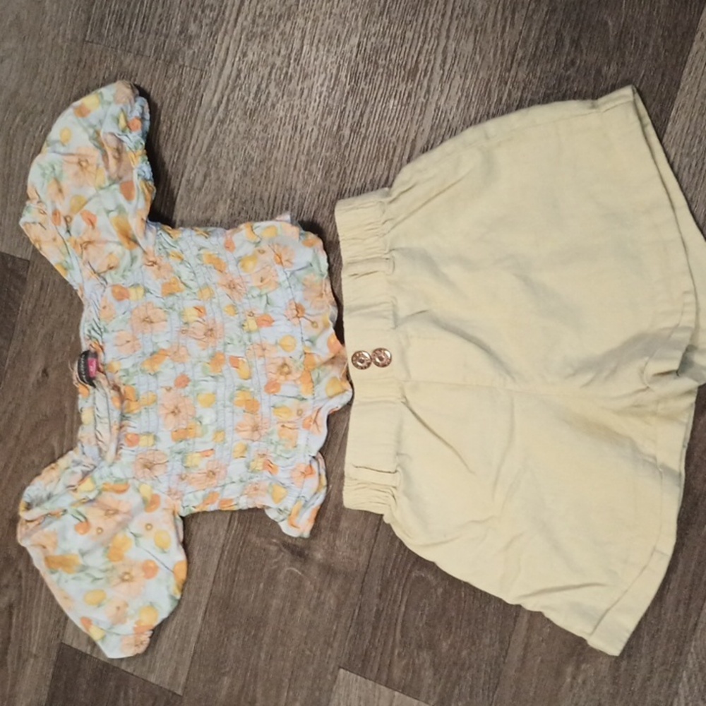5/$20 Vince Camuto yellow size 6x linen shorts with off the shoulder flower top